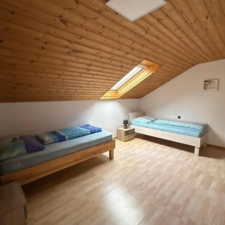 Habitación en casa particular Danner Regau - Moeblierte Langzeit- & Monteurapartments Nahe Gmunden, Laakirchen, Salzburg & Wels I Vollmoebliert & Mit Parkplatz