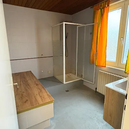 Danner Regau - Moeblierte Langzeit- & Monteurapartments Nahe Gmunden, Laakirchen, Salzburg & Wels I Vollmoebliert & Mit Parkplatz Habitación en casa particular *