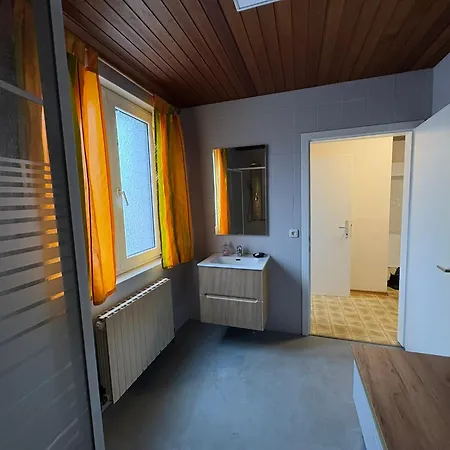 Habitación en casa particular Danner Regau - Moeblierte Langzeit- & Monteurapartments Nahe Gmunden, Laakirchen, Salzburg & Wels I Vollmoebliert & Mit Parkplatz *