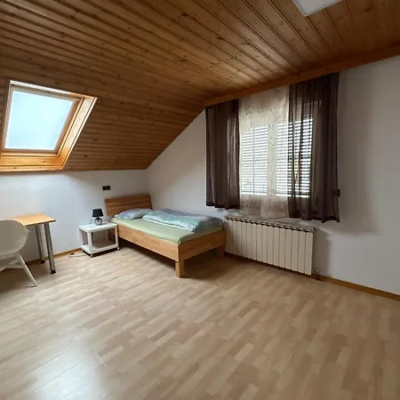 Danner Regau - Moeblierte Langzeit- & Monteurapartments Nahe Gmunden, Laakirchen, Salzburg & Wels I Vollmoebliert & Mit Parkplatz * Rutzenmoos