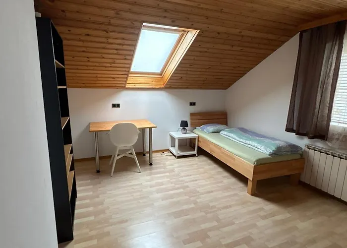 Habitación en casa particular Danner Regau - Moeblierte Langzeit- & Monteurapartments Nahe Gmunden, Laakirchen, Salzburg & Wels I Vollmoebliert & Mit Parkplatz Rutzenmoos