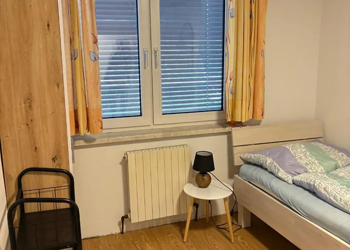 Danner Regau - Moeblierte Langzeit- & Monteurapartments Nahe Gmunden, Laakirchen, Salzburg & Wels I Vollmoebliert & Mit Parkplatz Habitación en casa particular