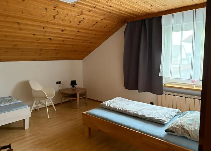 Danner Regau - Moeblierte Langzeit- & Monteurapartments Nahe Gmunden, Laakirchen, Salzburg & Wels I Vollmoebliert & Mit Parkplatz Habitación en casa particular