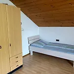 Habitación en casa particular Danner Regau - Moeblierte Langzeit- & Monteurapartments Nahe Gmunden, Laakirchen, Salzburg & Wels I Vollmoebliert & Mit Parkplatz